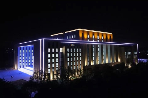 雷竞技qg西校区图书馆璀璨夜景