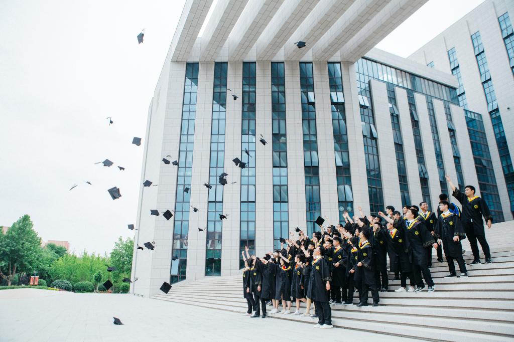 毕业季：放飞青春 追逐梦想