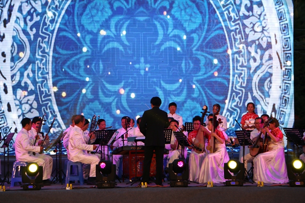 “宜海清韵”奏弦歌 红柳依依送学子